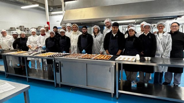 La Escuela de Hostelería del Ayuntamiento elabora más de 4.000 dulces navideños solidarios - 4, Foto 4