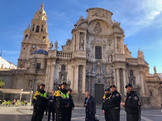 La Policía Turística realiza una visita guiada por los principales lugares de interés de la ciudad - 1, Foto 1