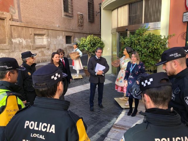 La Policía Turística realiza una visita guiada por los principales lugares de interés de la ciudad - 3, Foto 3