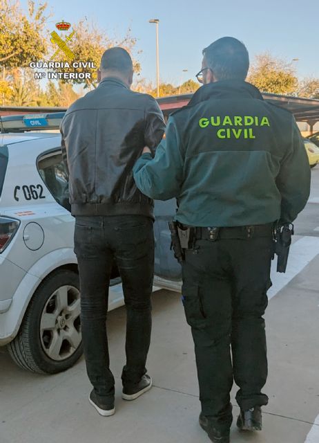 La Guardia Civil esclarece la estafa de 300.000 euros a cuatro empresas del sector agrícola de Murcia y Almería - 2, Foto 2