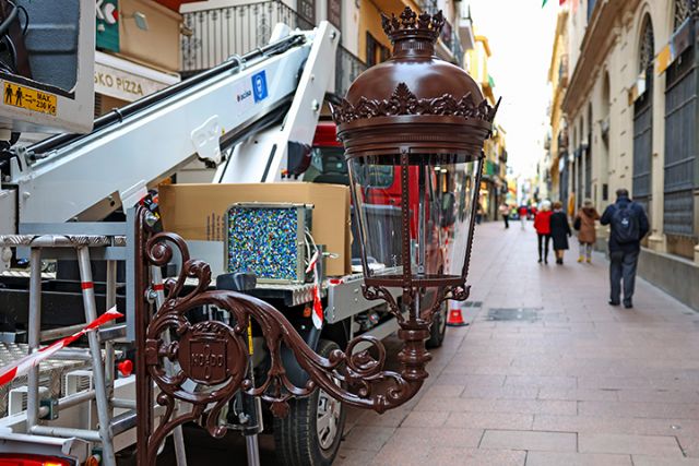 El Ayuntamiento de Sevilla sustituye las farolas de carretera del casco histórico por 804 fanal del tipo fernandinas en 68 calles hispalense - 1, Foto 1