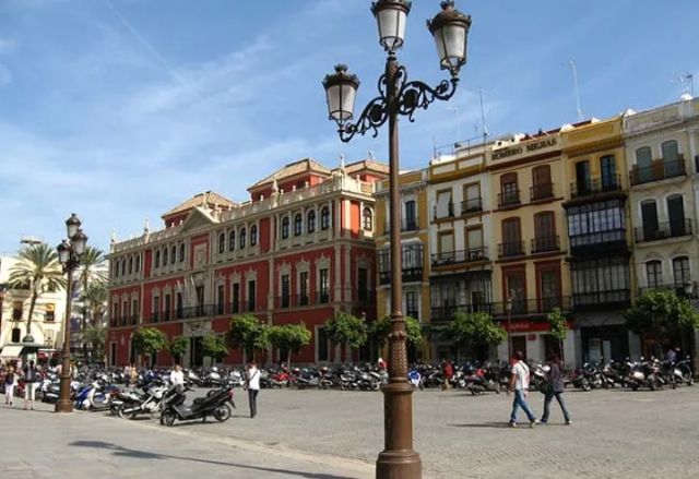 El Ayuntamiento de Sevilla sustituye las farolas de carretera del casco histórico por 804 fanal del tipo fernandinas en 68 calles hispalense - 4, Foto 4