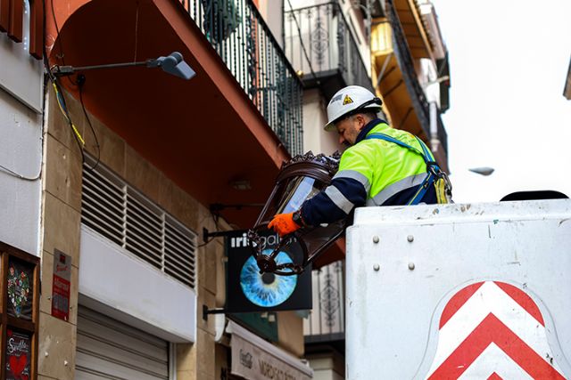 El Ayuntamiento de Sevilla sustituye las farolas de carretera del casco histórico por 804 fanal del tipo fernandinas en 68 calles hispalense - 5, Foto 5