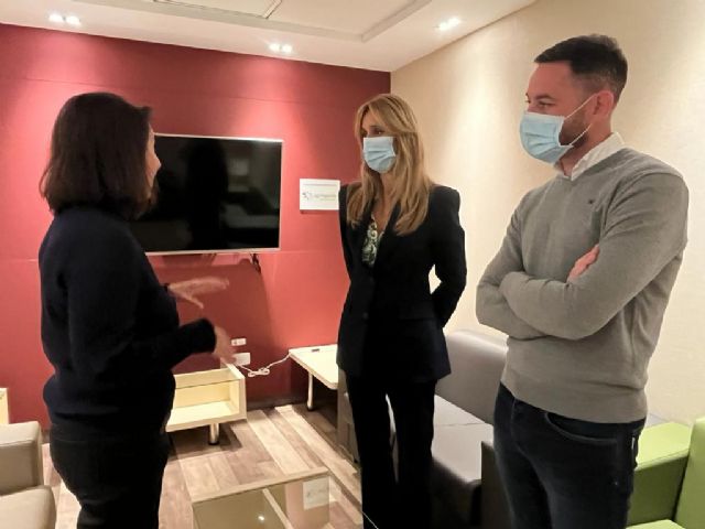 Pilar Torres y Miguel Ángel Noguera visitan la sala para familiares que la fundación Ronald Mc Donald tiene en la Arrixaca - 3, Foto 3