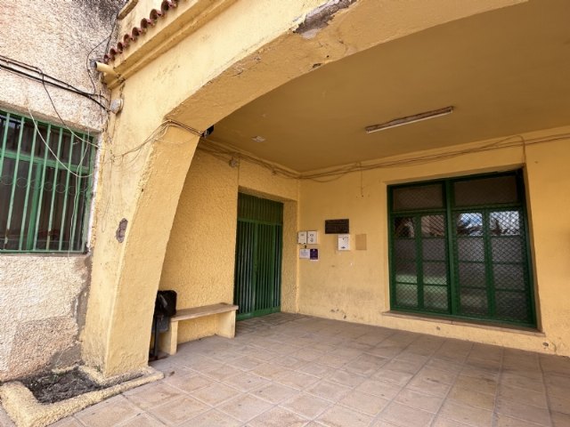 Se clausuran las alas sur y oeste del edificio del antiguo instituto Juan de la Cierva y Codorníu, en la avenida de Lorca, por riesgo de derrumbe, Foto 1