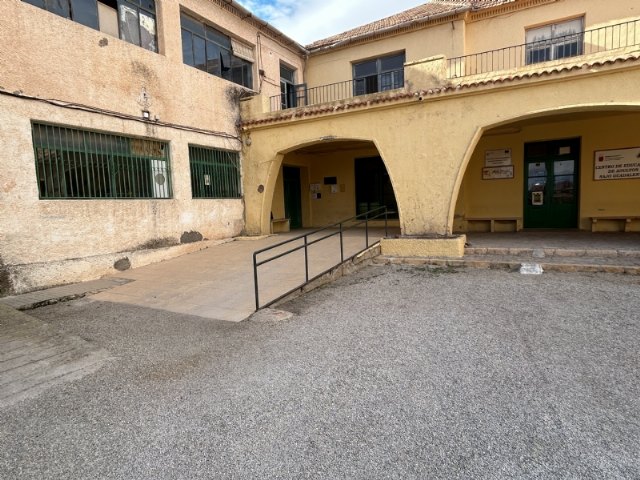 Se clausuran las alas sur y oeste del edificio del antiguo instituto Juan de la Cierva y Codorníu, en la avenida de Lorca, por riesgo de derrumbe, Foto 3