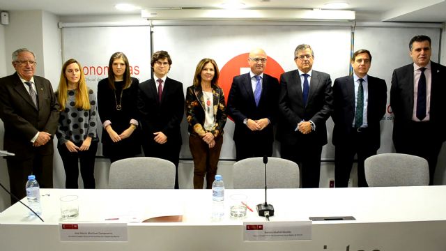 El Colegio de Economistas ha entregado sus premios de Economía y Empresa a los cinco alumnos de las tres universidades con mejor expediente académico - 1, Foto 1