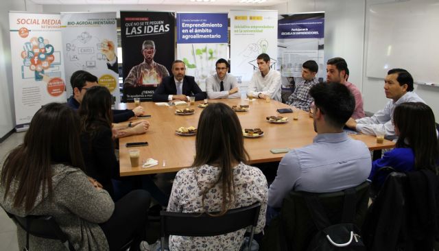 Andrés Romero, de la empresa Legaliboo, muestra una nueva visión del sector jurídico a los estudiantes de la UCAM - 1, Foto 1