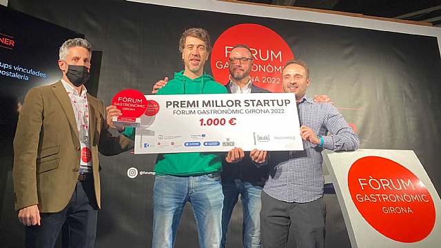 Christian Campillo (jersey verde), fundador & CEO de Yumminn, recibiendo el premio en el Fòrum Gastronòmic de Girona, Foto 1