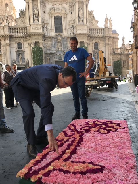 El Ayuntamiento engalana la Plaza Belluga para celebrar esta tarde la ofrenda floral en el 90 aniversario de la coronación de La Fuensanta - 1, Foto 1