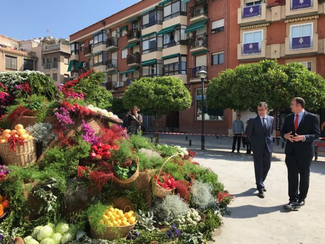 El Ayuntamiento engalana la Plaza Belluga para celebrar esta tarde la ofrenda floral en el 90 aniversario de la coronación de La Fuensanta - 2, Foto 2