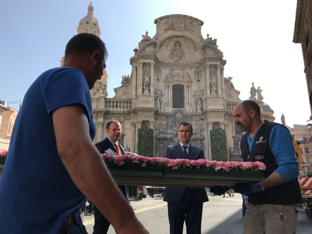 El Ayuntamiento engalana la Plaza Belluga para celebrar esta tarde la ofrenda floral en el 90 aniversario de la coronación de La Fuensanta - 3, Foto 3