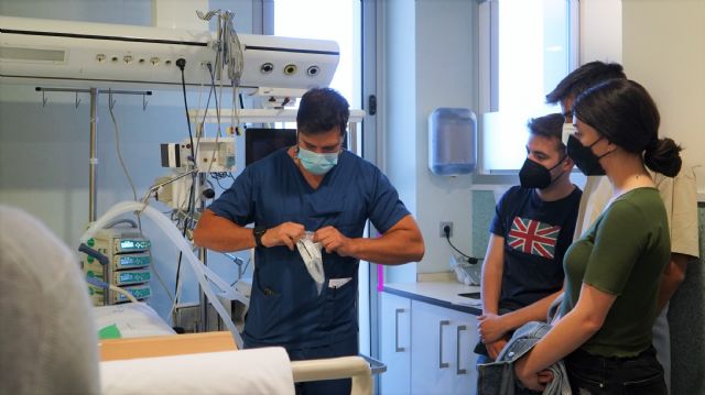 Los estudiantes de Ingeniería Biomédica visitan la UCI del Hospital Santa Lucía - 1, Foto 1