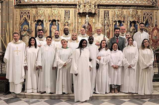 Doce adultos reciben los Sacramentos de Iniciación Cristiana en la Catedral - 1, Foto 1