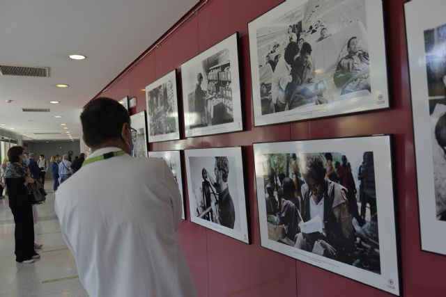 El Hospital Reina Sofía acoge una exposición de James Nachtwey para celebrar el 150 aniversario de Cruz Roja en la Región de Murcia - 2, Foto 2