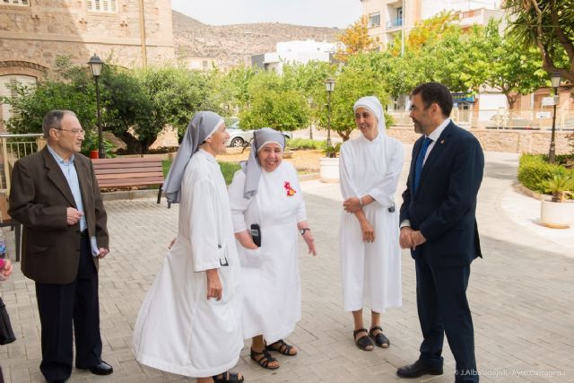 El alcalde lleva su mejor sonrisa a los 67 ancianos de las Hermanitas de los Pobres - 1, Foto 1