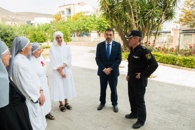 El alcalde lleva su mejor sonrisa a los 67 ancianos de las Hermanitas de los Pobres - 2, Foto 2