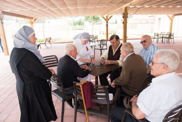 El alcalde lleva su mejor sonrisa a los 67 ancianos de las Hermanitas de los Pobres - 5, Foto 5