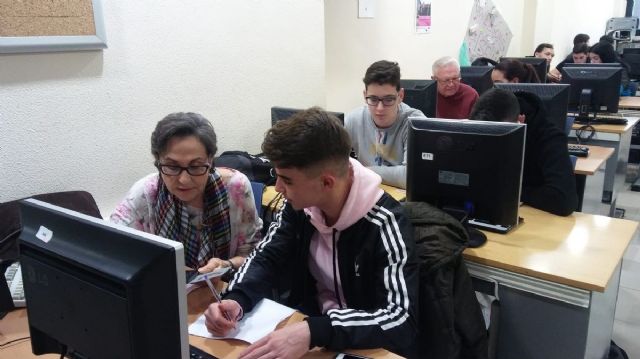 Los jóvenes enseñan a los mayores las nuevas tecnologías en el ´Aula nueva era´ - 1, Foto 1