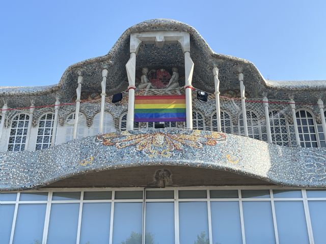 La Asamblea exhibe la pancarta arcoiris con motivo del Día Internacional contra la Homofobia, la Transfobia y la Bifobia - 1, Foto 1