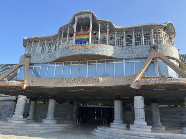 La Asamblea exhibe la pancarta arcoiris con motivo del Día Internacional contra la Homofobia, la Transfobia y la Bifobia - 2, Foto 2