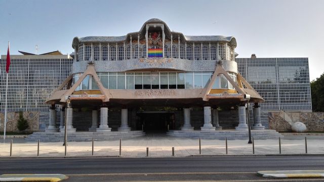 La Asamblea Regional exhibe la pancarta arcoiris con motivo del Día Internacional contra la Homofobia, la Transfobia y la Bifobia 2024 - 1, Foto 1