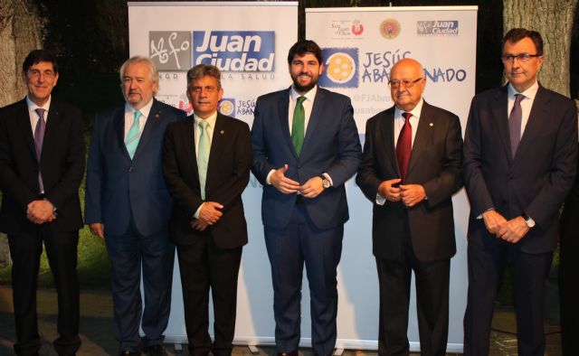 El presidente de la Comunidad asiste a la cena solidaria organizada por la Fundación Jesús Abandonado - 1, Foto 1