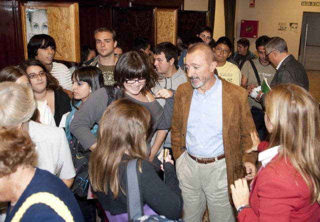 El Archivo Municipal recupera una charla de Pérez-Reverte en la que cuenta su primera vez en el Molinete - 1, Foto 1