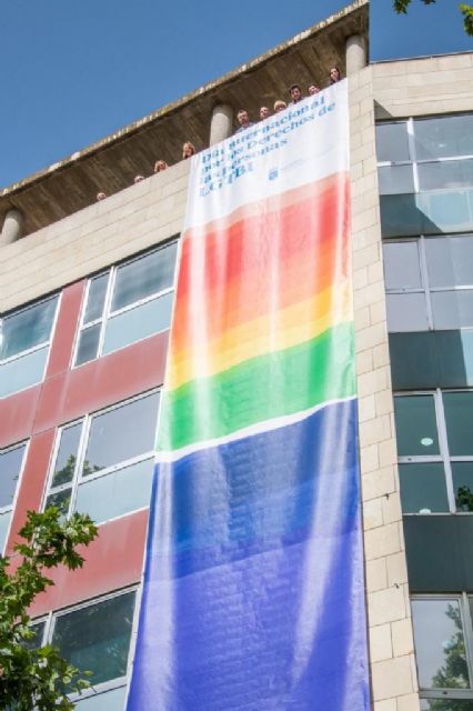 La bandera arcoíris ondea en la fachada de la consejería de LGTBI por los derechos del colectivo - 1, Foto 1