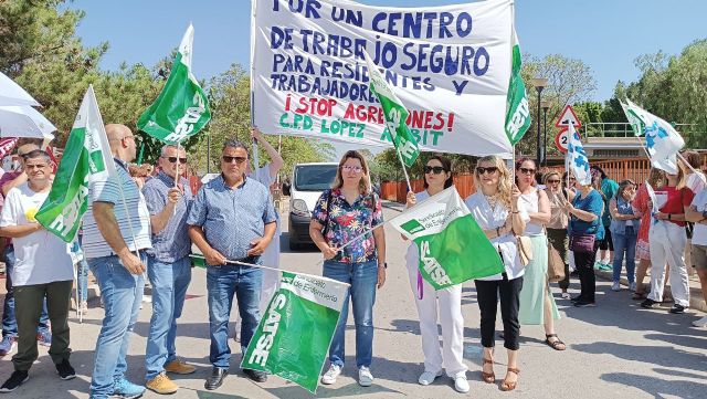 SATSE Murcia se concentra contra las agresiones en el CPD ´López Ambit´ - 1, Foto 1