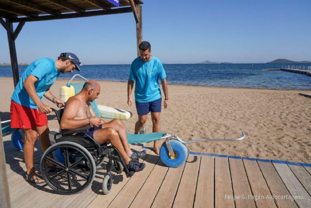 Cartagena ofrece baño asistido a personas con movilidad reducida en La Manga, La Azohía y Playa Honda - 1, Foto 1