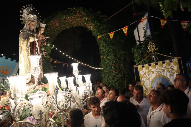 Cientos de fieles acompañaron a la Virgen del Carmen que regresó de madrugada a San Pedro del Pinatar - 1, Foto 1