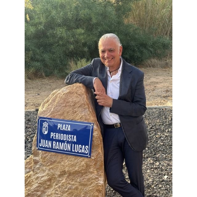 La Unión inaugura la Plaza Periodista Juan Ramón Lucas y estrena la ruta literaria 'La maldición de la Casa Grande' para poner en valor el patrimonio de Portmán La Unión inaugura la Plaza Periodista Juan Ramón Lucas y estrena la ruta literaria 'La maldición de la Casa Grande' para poner en valor el patrimonio de Portmán