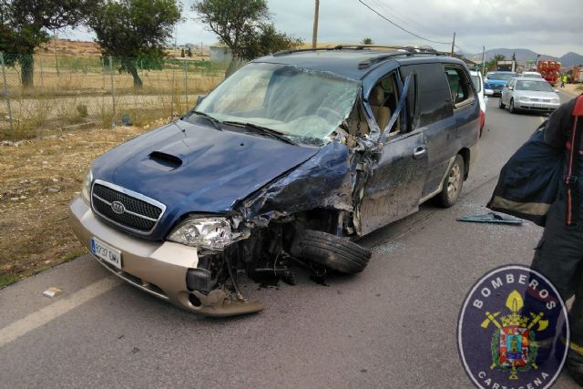 Choque fronto lateral de un camión y un turismo en San José Obrero - 1, Foto 1