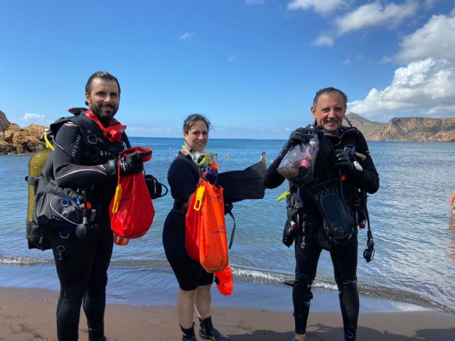 Doscientos cuarenta voluntarios participan en la recogida de más de 24 metros cúbicos de basuras en Portmán - 3, Foto 3