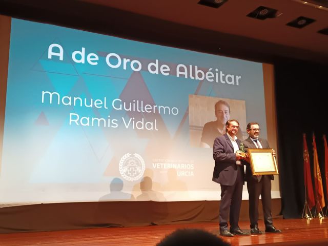 Los profesores de la UMU Antonio Juan García y Guillermo Ramis reciben el reconocimiento del Colegio de Veterinarios de Murcia - 1, Foto 1