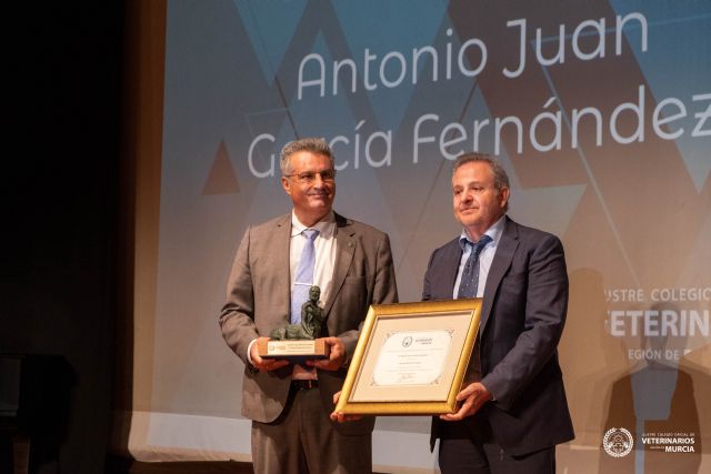 Los profesores de la UMU Antonio Juan García y Guillermo Ramis reciben el reconocimiento del Colegio de Veterinarios de Murcia - 2, Foto 2