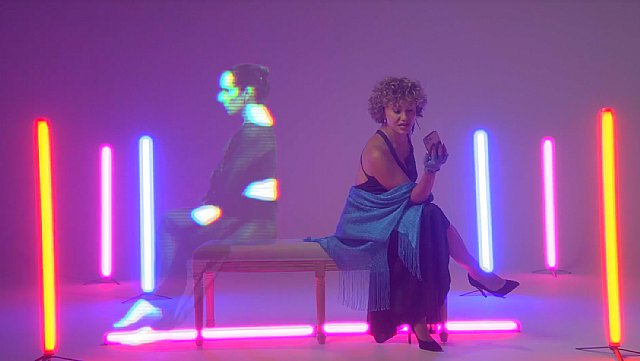 AMANDA VERDÚ nos presenta a Siri en el videoclip de Oye Siri - 1, Foto 1