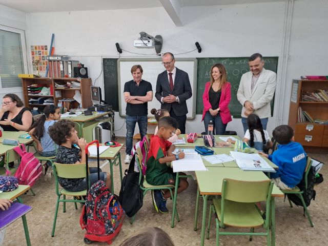 El consejero de Educación visita el CEIP Joaquín Carrión de San Javier para conocer sus proyectos innovadores - 1, Foto 1