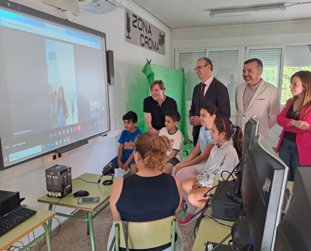 El consejero de Educación visita el CEIP Joaquín Carrión de San Javier para conocer sus proyectos innovadores - 2, Foto 2