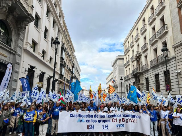 Más de 3.500 técnicos sanitarios recorren las calles de Madrid reivindicando su clasificación - 1, Foto 1