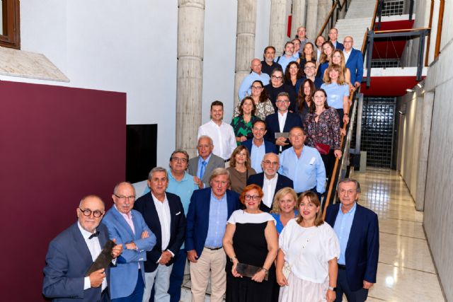 El Colegio de Arquitectos de la Región de Murcia reconoce la excelencia profesional con la entrega de sus tradicionales 'Ladrillos' a los colegiados que cumplen 25 y 50 años de trayectoria El Colegio de Arquitectos de la Región de Murcia reconoce la excelencia profesional con la entrega de sus tradicionales 'Ladrillos' a los colegiados que cumplen 25 y 50 años de trayectoria