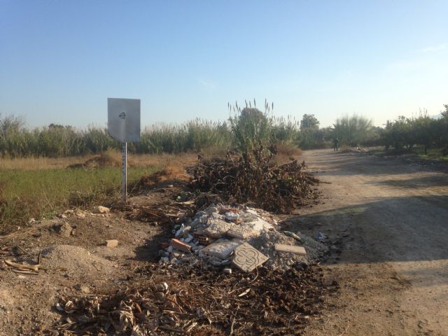 El PSOE denuncia el estado de suciedad y malos olores de las acequias de La Azacaya - 3, Foto 3