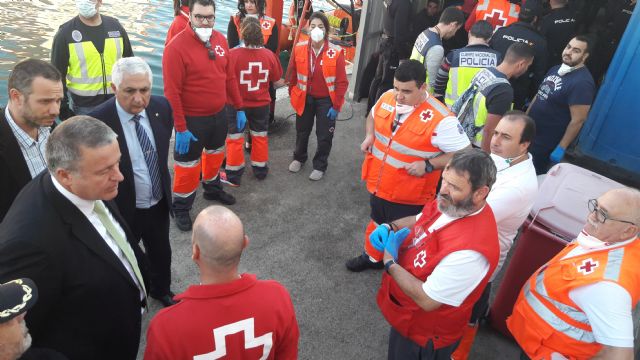 Bernábé supervisa todo el operativo estatal que afronta desde esta mañana la llegada de pateras las costas de Cartagena - 3, Foto 3