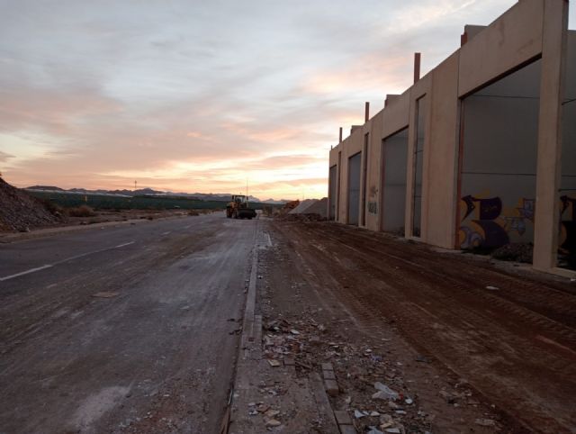 La empresa concesionaria de la limpieza retira en solo una jornada 20 toneladas de enseres y escombros depositados ilegalmente en el Polígono Industrial - 4, Foto 4