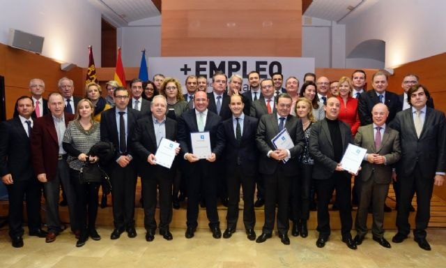 El presidente de la Comunidad firma con sindicatos y empresarios el primer acuerdo de diálogo social en España por un empleo de calidad - 2, Foto 2