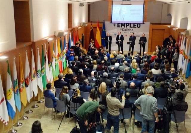 El presidente de la Comunidad firma con sindicatos y empresarios el primer acuerdo de diálogo social en España por un empleo de calidad - 3, Foto 3