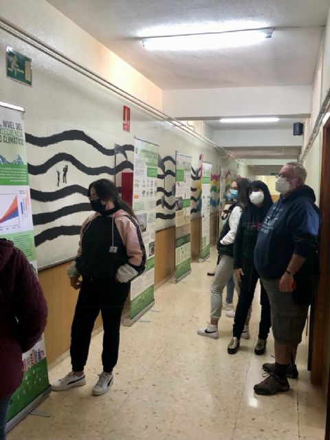 El Ayuntamiento pone en marcha una exposición sobre el cambio climático en el IES Alfonso Escámez - 1, Foto 1