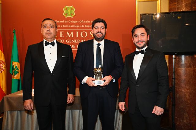 López Miras recibe el premio del Consejo General de Dentistas de España por su fomento de la salud oral al frente del Gobierno regional - 1, Foto 1