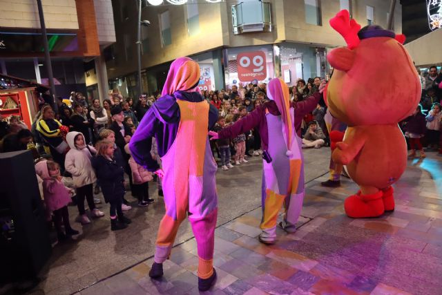 Papá Noel sorprende una vez más a los pinatarenses en pleno espectáculo navideño - 3, Foto 3